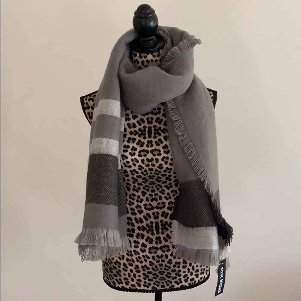 Steve madden gray‎ blanket scarf/wrap